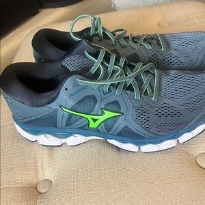Mizuno Men
/ Blue and Green Wave Skye Athletic Shoes size 11.5